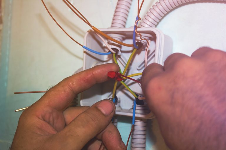 Elektryka w Domu: Nowatorskie Rozwiązania Zapewniające Zabezpieczenie, Efektywność Energetyczną i Komfort w Codziennym Życiu Mieszkańców Współczesnych Nieruchomości.