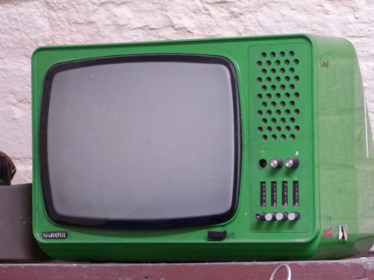 W aktualnych czasach ogromnie co niemiara osób spędza swój wolny czas przed telewizorem
